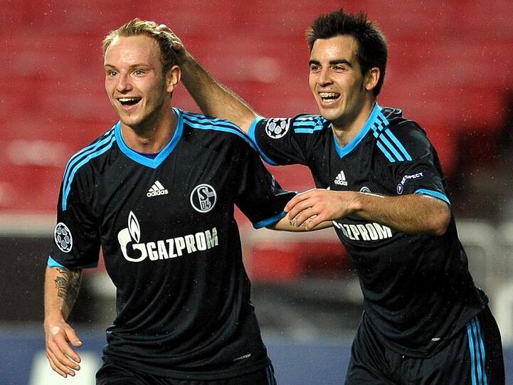 Die Schalker Jose Manuel Jurado (r) und Ivan Rakitic jubeln über das 1:0.