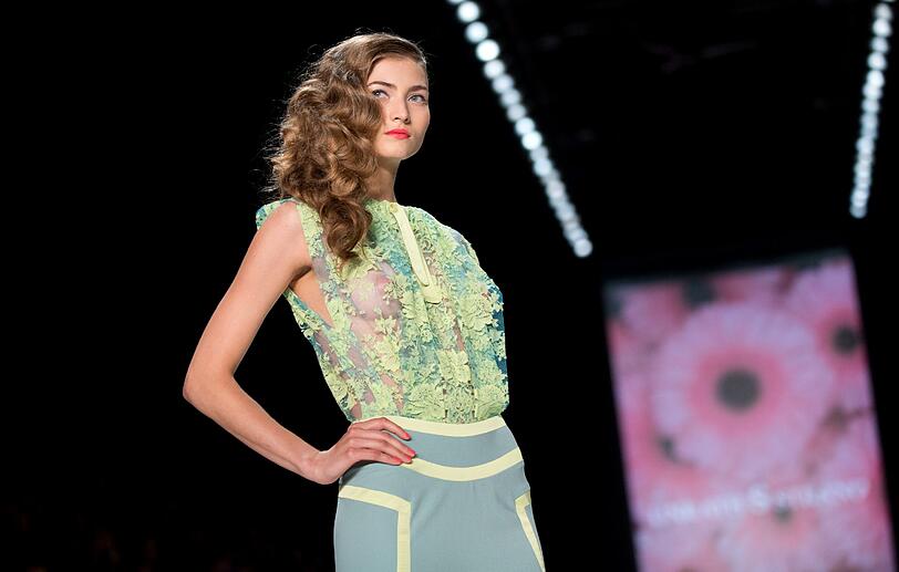 Tag für Tag präsentieren die Models bei der Fashion Week in Berlin atemberaubende Outfits - hier sehen Sie die besten Bilder vom Catwalk.