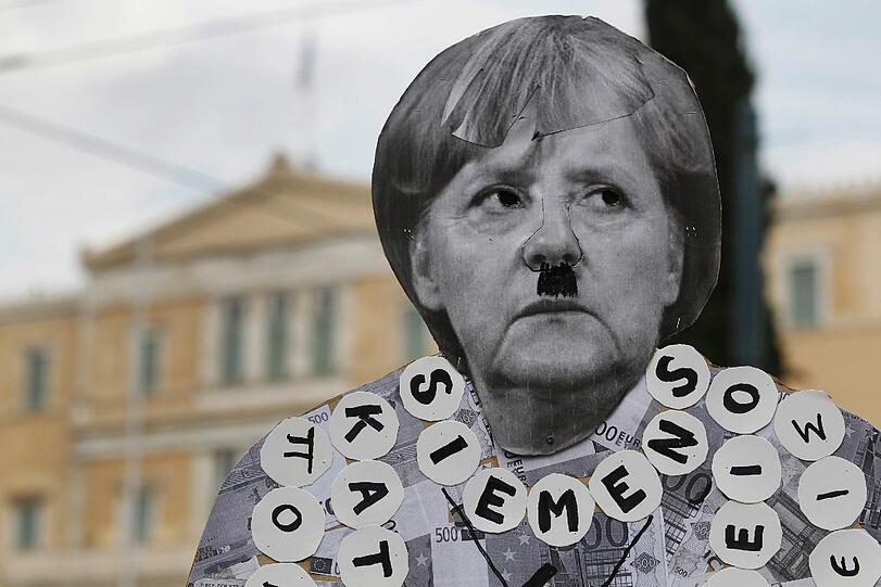 Geschmackloses Transparent vor dem Parlament in Athen: Merkel mit Hitler-Bärtchen