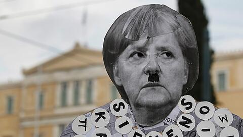 Geschmackloses Transparent vor dem Parlament in Athen: Merkel mit Hitler-Bärtchen