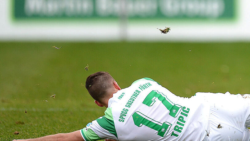 Es ist nicht zum ersten Mal, dass ein Greuther-Fürth-Spieler für Negativ-Schlagzeilen sorgt. Erst im Februar wurde Stürmer Azemi wegen einer Schlägerei in einem Nachtclub zu einer Bewährungsstrafe verurteilt. Es ist nicht zum ersten Mal, dass ein Greuther-Fürth-Spieler für Negativ-Schlagzeilen sorgt. Erst im Februar wurde Stürmer Azemi wegen einer Schlägerei in einem Nachtclub zu einer Bewährungsstrafe verurteilt.