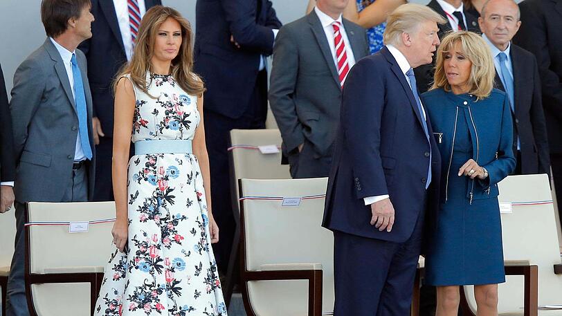 Was sagt er wohl diesmal? Donald Trump und Brigitte Macron. Links steht Trumps Frau Melania.