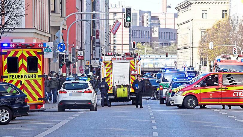 Schwerer Unfall im Bahnhofsviertel - ein Renault krachte in ein Einsatzfahrzeug der Johanniter. Die Bilder.