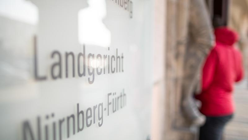 "Landgericht Nürnberg-Fürth" steht auf einem Schild am Eingang des Gerichts-Gebäudes. Foto: Daniel Karmann/Archiv "Landgericht Nürnberg-Fürth" steht auf einem Schild am Eingang des Gerichts-Gebäudes. Foto: Daniel Karmann/Archiv