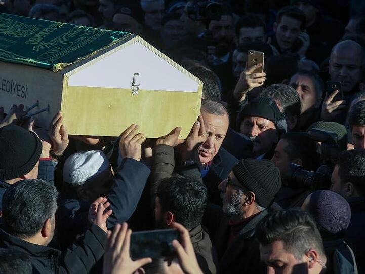 Der türkische Präsident Recep Tayyip Erdogan nimmt an einer Beerdigungsprozession teil.