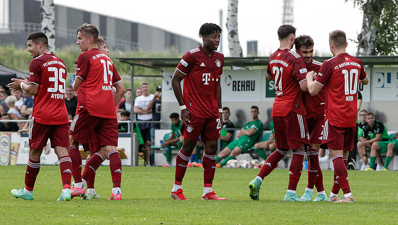 Jubelnde Bayern-Spieler nach dem Freistoßtreffer von Oliver Batista Meier (Nummer sieben) zum zwischenzeitlichen 1:1.