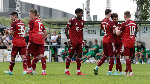Jubelnde Bayern-Spieler nach dem Freistoßtreffer von Oliver Batista Meier (Nummer sieben) zum zwischenzeitlichen 1:1.