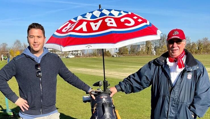 Hobby-Golfer und Fanclub-Vorsitzender: Bayern-Anhänger WernerSimmerl (r., mit AZ-Sportredakteur Maximilian Koch).