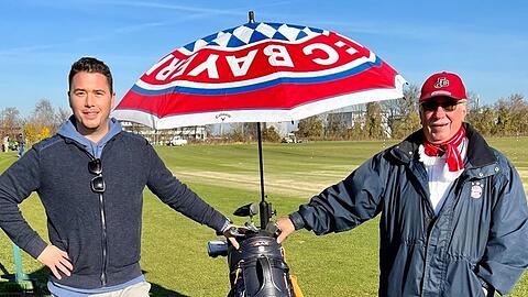 Hobby-Golfer und Fanclub-Vorsitzender: Bayern-Anhänger WernerSimmerl (r., mit AZ-Sportredakteur Maximilian Koch).