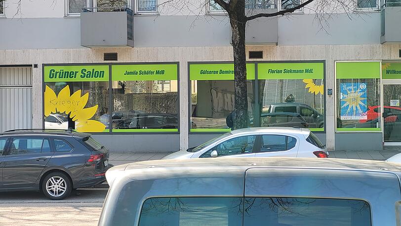 "Die Polizei weiß Bescheid": Schmierereien am Wahlkreisbüro der Grünen.
