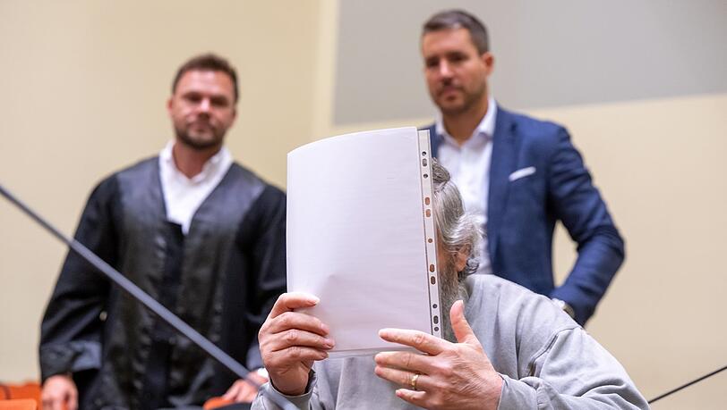 Der Angeklagte trägt noch den Ehering: Der 64-Jährige soll seine Ehefrau ermordet haben.