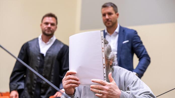 Der Angeklagte trägt noch den Ehering: Der 64-Jährige soll seine Ehefrau ermordet haben.