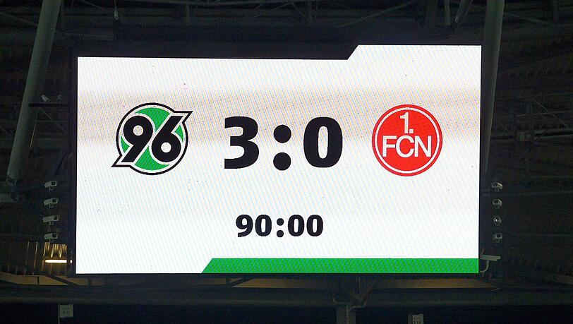 Heinz von Heiden-Arena. Blick auf die Anzeigetafel mit dem Endergebnis 3:0.