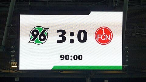 Heinz von Heiden-Arena. Blick auf die Anzeigetafel mit dem Endergebnis 3:0.