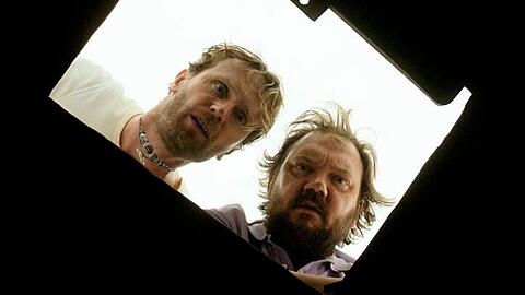 "Micha denkt groß": Ein Blick in den Brunnen offenbart für Jonas Oppermann (Ulrich Brandhoff, l.) und Micha (Charly Hübner) die Wahrheit.