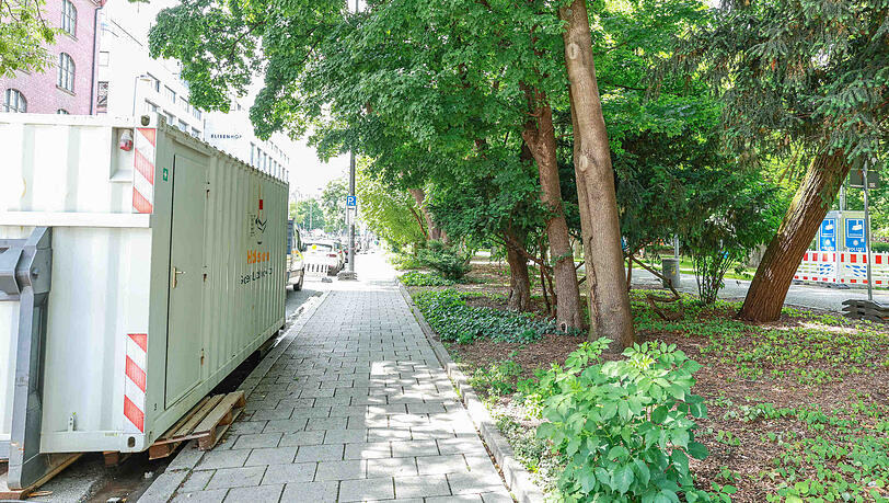 Auf dem Gehweg an der Elisenstraße fasst der Tatverdächtige einer 13-Jährigen an die Brust. Die Polizei kann den Verdächtigen schnell schnappen. Auf dem Gehweg an der Elisenstraße fasst der Tatverdächtige einer 13-Jährigen an die Brust. Die Polizei kann den Verdächtigen schnell schnappen.