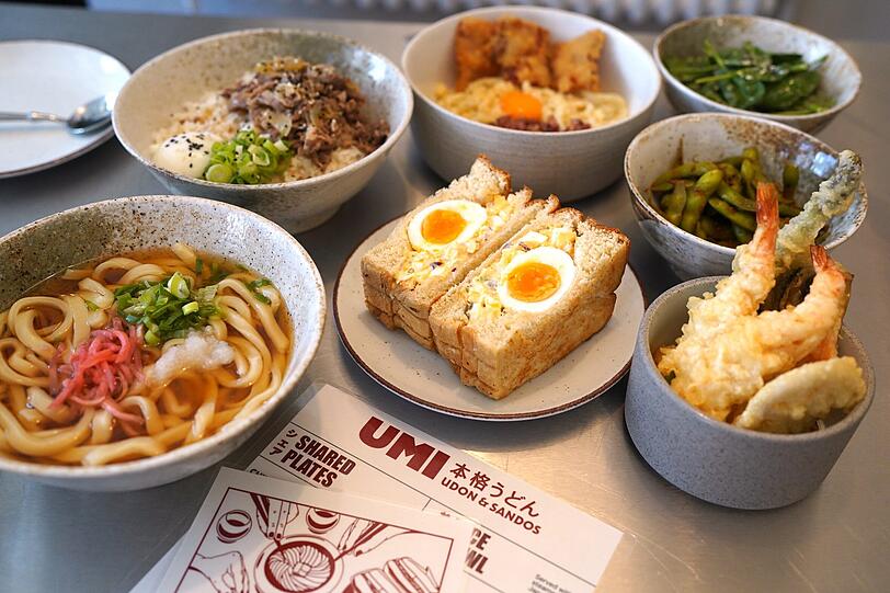 Udon-Gerichte, Tempura, japanische Sandwiches und Reis-Bowls. Die Speisekarte des Lokals ist vielseitig. Udon-Gerichte, Tempura, japanische Sandwiches und Reis-Bowls. Die Speisekarte des Lokals ist vielseitig.