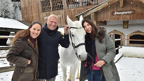 Alexandra Polzin (re.) mit Mann Gerhard Leinauer und Hotel-Gastgeberin Elisabeth Hauser (li.)