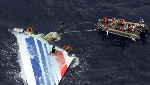 Bergung von Wrackteilen der abgestürzten Air-France-Maschine Bergung von Wrackteilen der abgestürzten Air-France-Maschine