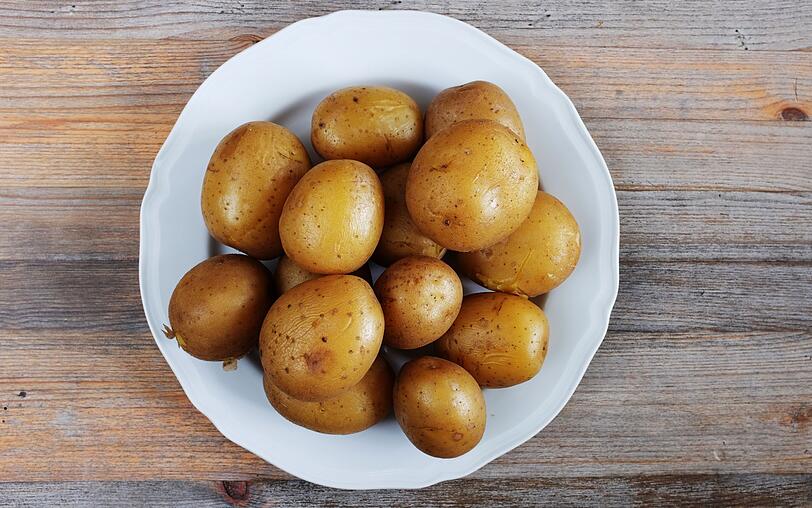 Gekochte Kartoffeln vom Vortag sind die Grundlage vieler Rezepte. Doch wie bewahren Sie diese am besten auf? Stellen Sie die unverarbeiteten und ungesch&auml;lten gekochten Kartoffeln an einen k&uuml;hlen Ort. Achten Sie darauf, sie nicht in einem geschlossenen Plastikbeh&auml;lter zu lagern. Das sich ansammelnde Wasser l&auml;sst die Knollen schneller verderben. Beachten Sie diese Punkte, halten gekochte Kartoffeln etwa drei Tage.