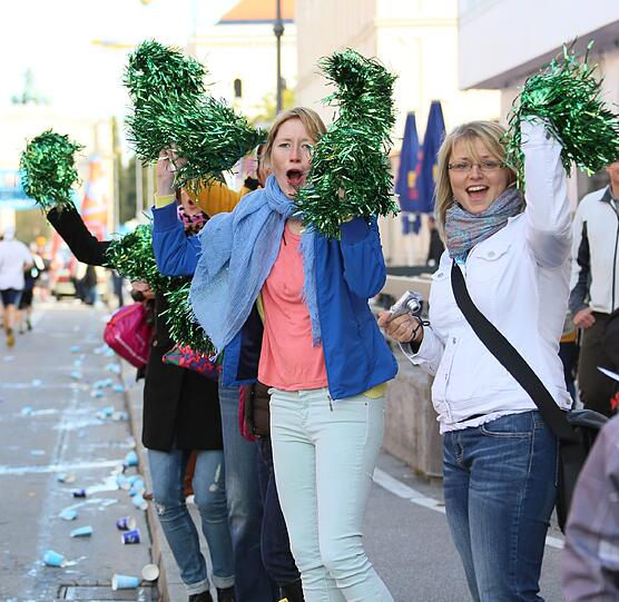 Bunte Kostüme, Kinder feuern ihre Eltern an, viel Schweiß und gute Laune: Die Bilder vom München Marathon 2012