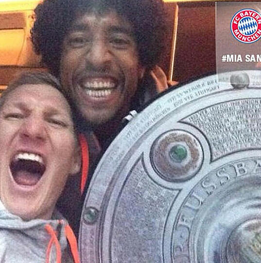 "Ich mit #bastian Schweisteiger und die #schale", schreibt Dante auf seinem Profil bei Instagram