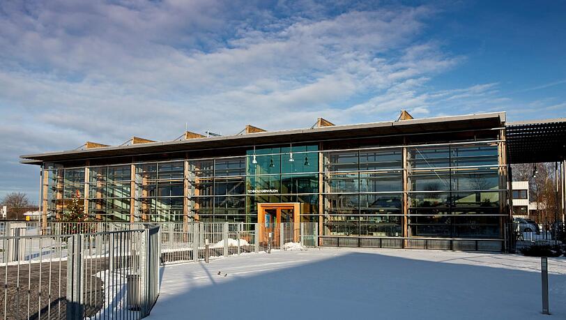 Mit dem Technologiepavillon hat sich das Bauzentrum Poing einen überregionalen Ruf als Zentrum für Veranstaltungen rund ums Bauen, Modernisieren und Wohnen geschaffen. Mit dem Technologiepavillon hat sich das Bauzentrum Poing einen überregionalen Ruf als Zentrum für Veranstaltungen rund ums Bauen, Modernisieren und Wohnen geschaffen.