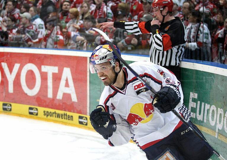 EHC-Stürmer Daniel Sparre bejubelt sein 2:1 gegen die Kölner Haie, der EHc siegte am Ende mit 6:3.