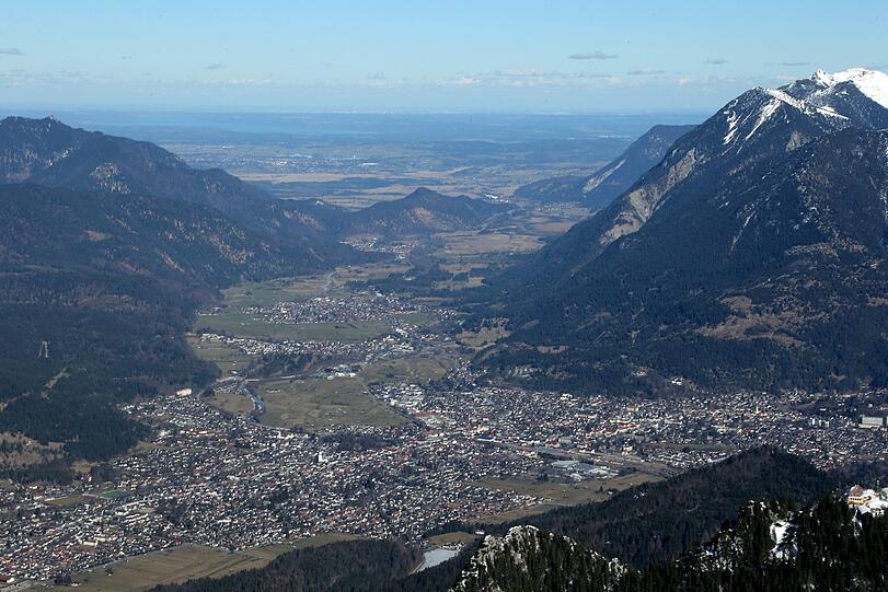 Blick vom Osterfelder Kopf in das Tal Richtung Norden mit dem Ort Garmisch-Partenkirchen.