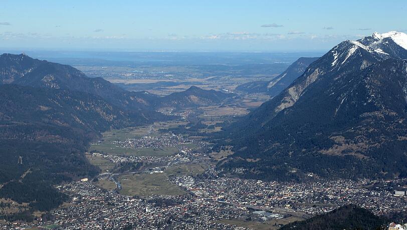 Blick vom Osterfelder Kopf in das Tal Richtung Norden mit dem Ort Garmisch-Partenkirchen. Blick vom Osterfelder Kopf in das Tal Richtung Norden mit dem Ort Garmisch-Partenkirchen.