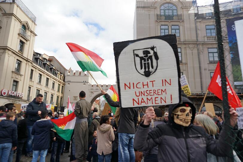 Die Gegendemonstration zur SiKo am Stachus hat begonnen.