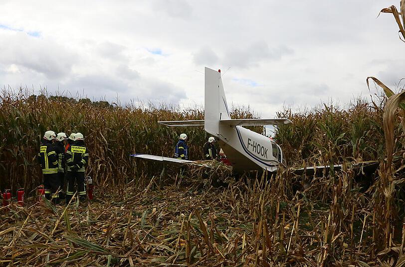 Ein einmotoriges Sportflugzeug landete nahe dem Flugplatz Mößling in einem Maisfeld: die Bilder von der Unfallstelle.