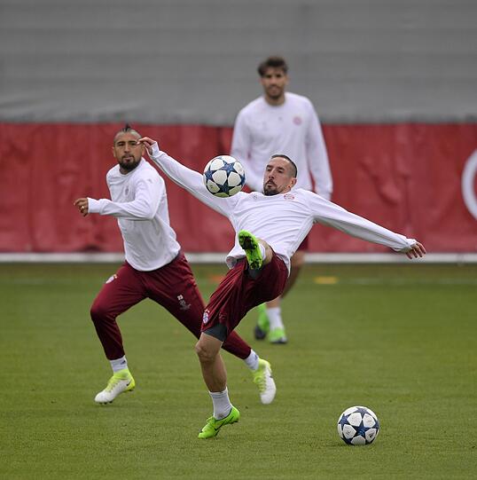 Franck Ribéry hält die Kugel gerade noch in der Luft.