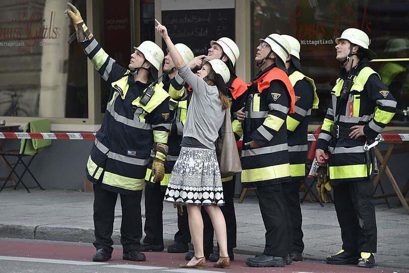 In der Kapuzinerstraße sind Teile eines Hausdachs einfach auf die Straße gefallen.