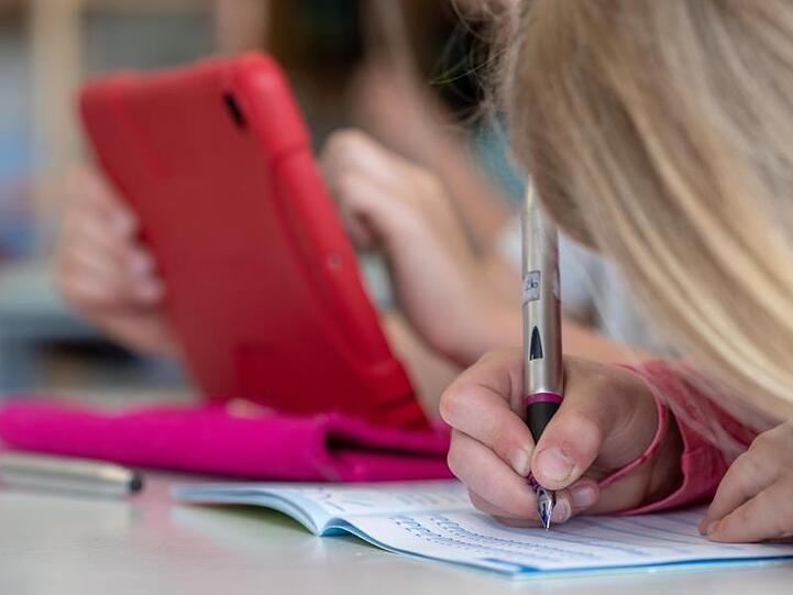 Eine Grundschülerin benutzt im Unterricht ein Tablet.