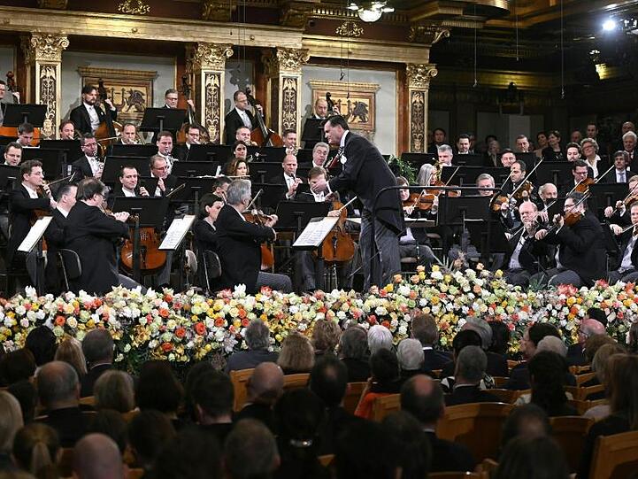 Dirigent Christian Thielemann (M) und die Wiener Philharmoniker beim Neujahrskonzert.
