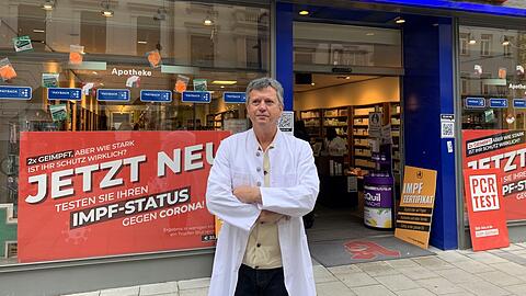 Erdem Haslreiter-Yilmaz (62), Chef der Asam Apotheke in der Sendlinger Straße, bietet seit Kurzem neben PCR- und Schnelltests auch Immunstatus-Tests an.