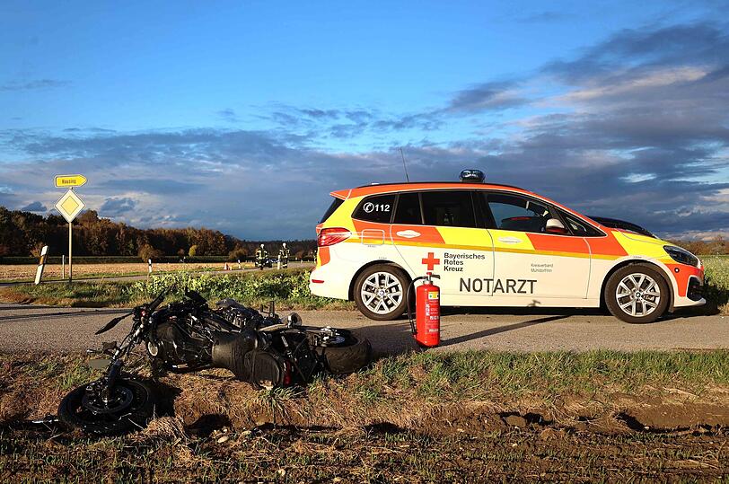 Bei dem Zusammenstoß bei Waldkraiburg stirbt der Motorradfahrer noch an der Unfallstelle.