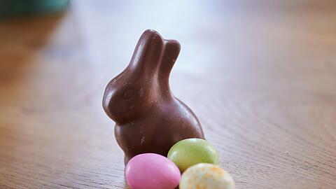 Stumm sitzt er und weiß nichts von der Debatte um ihn: der Schoko-Osterhase. (Symbolbild)