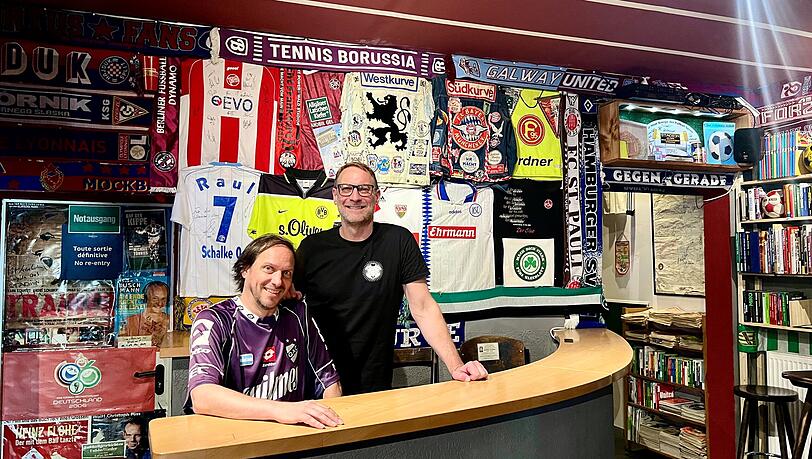 Die Betreiber Holger "Holle" Britzius (l.) und Michael "Michel" Jachan f&auml;nden ein &ouml;ffentliches Public Viewing zur Champions League eine gute Idee.
