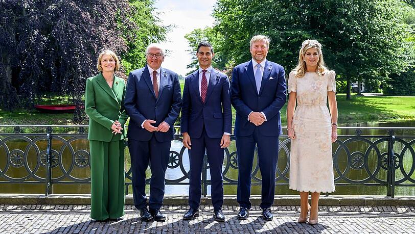 Der niederländische Ministerpräsident Rob Jetten (Mitte) hat Bundespräsident Steinmeier und seine Ehefrau sowie das Königspaar auf Schloss Duivenvoorde zum Regierungsessen empfangen. Der niederländische Ministerpräsident Rob Jetten (Mitte) hat Bundespräsident Steinmeier und seine Ehefrau sowie das Königspaar auf Schloss Duivenvoorde zum Regierungsessen empfangen.
