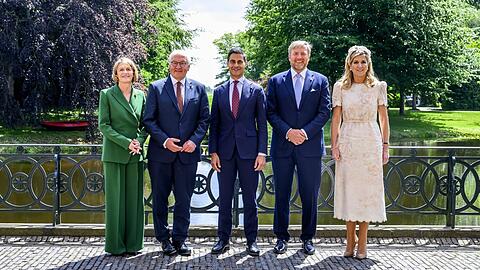 Der niederländische Ministerpräsident Rob Jetten (Mitte) hat Bundespräsident Steinmeier und seine Ehefrau sowie das Königspaar auf Schloss Duivenvoorde zum Regierungsessen empfangen. Der niederländische Ministerpräsident Rob Jetten (Mitte) hat Bundespräsident Steinmeier und seine Ehefrau sowie das Königspaar auf Schloss Duivenvoorde zum Regierungsessen empfangen.