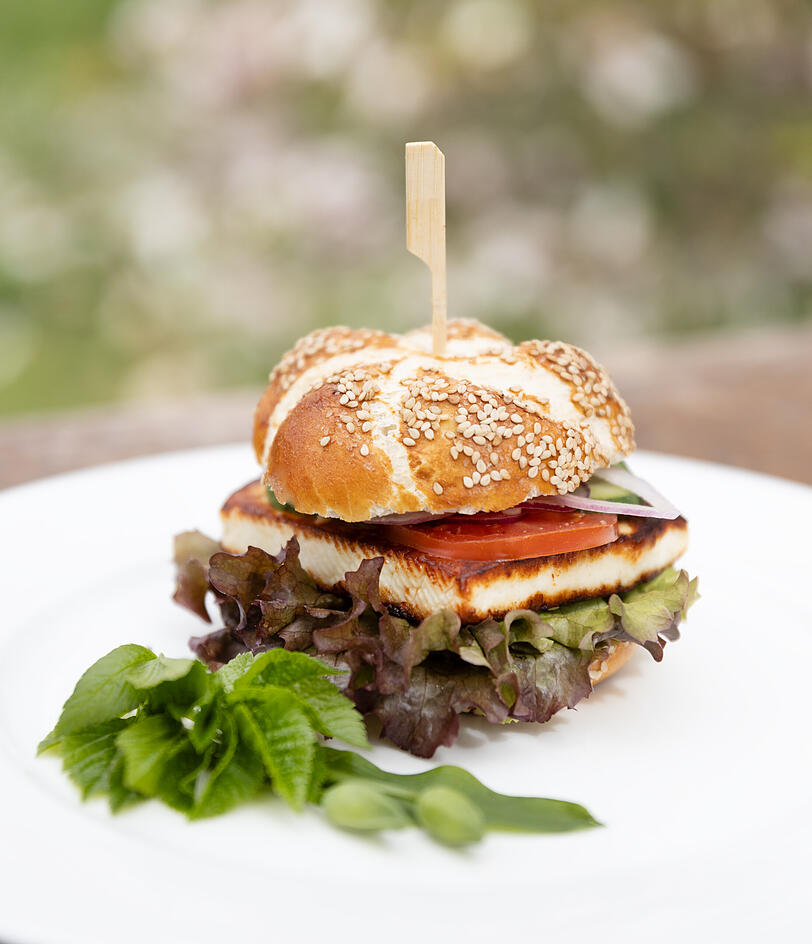 Der Blumenthaler Burger kommt ohne Fleisch aus. Er ist mit Ziegengrillk&auml;se belegt.