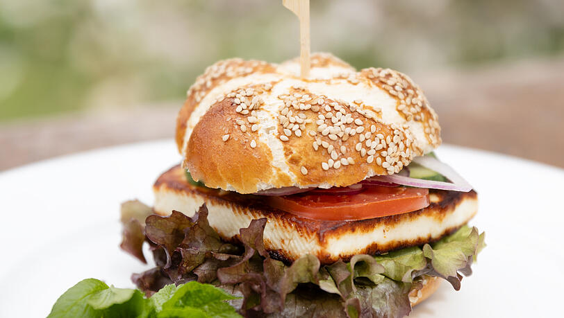 Der Blumenthaler Burger kommt ohne Fleisch aus. Er ist mit Ziegengrillkäse belegt. Der Blumenthaler Burger kommt ohne Fleisch aus. Er ist mit Ziegengrillkäse belegt.