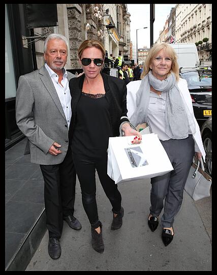 Victoria Beckham eröffnet ihre eigene Mode-Boutique in London. Mit dabei: ihre Eltern, Schwester und natürlich David Beckham.