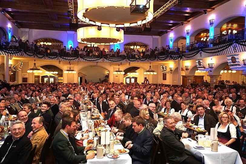Volles Haus und große Erwartungen beim Starkbieranstich im Löwenbräukeller.