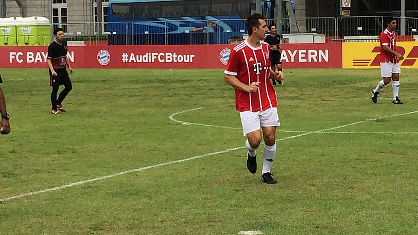 Für die Bayern in Asien am Ball: Miroslav Klose bei einem Turnier der Bayern-Fanklubs in Singapur.