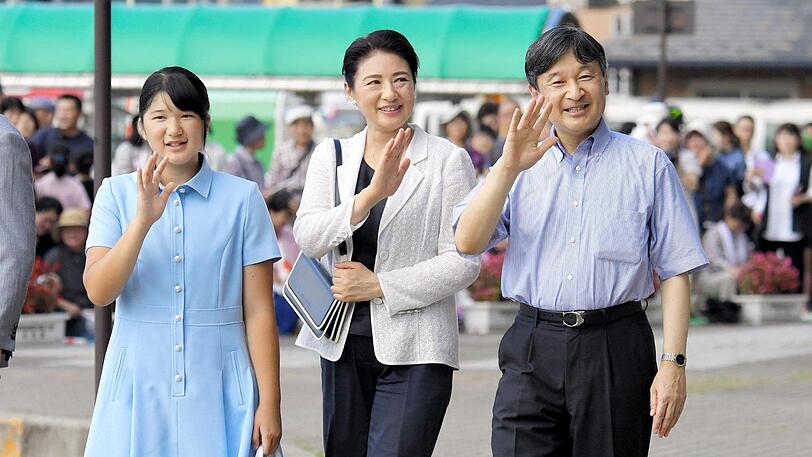 Nasushiobara mit seiner Frau Masako (Mitte) und Tochter Prinzessin Aiko.