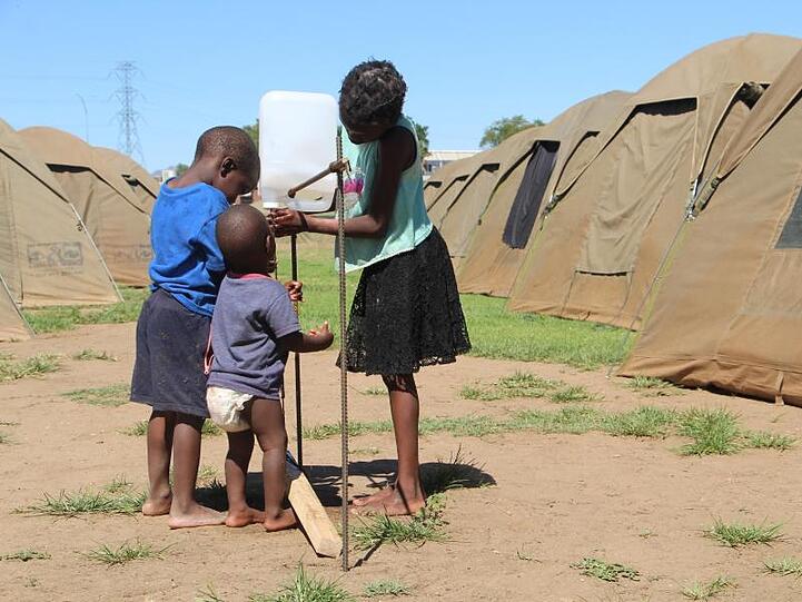 Obdachlose Kinder vor provisorischen Zelten in Namibia.