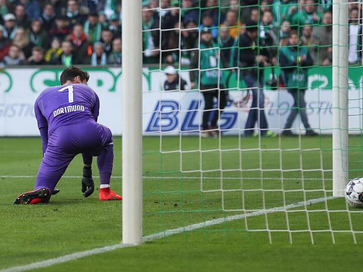 Dortmunds Torwart Roman Bürki kassiert den Treffer zum 1:2-Anschluss.
